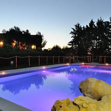Sigliano Sleeps 4 Pool Wifi T763178 Appartement San Litardo